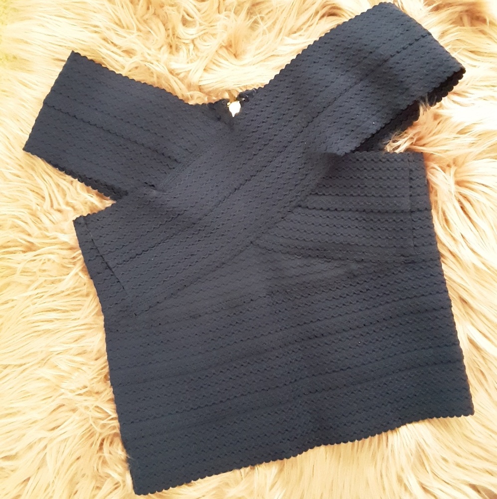 Beautiful Crisscross Cropped Top 👗♥️